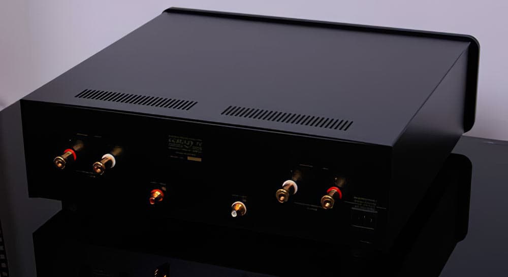 Dual-mono hi-fi power amplifier chassis