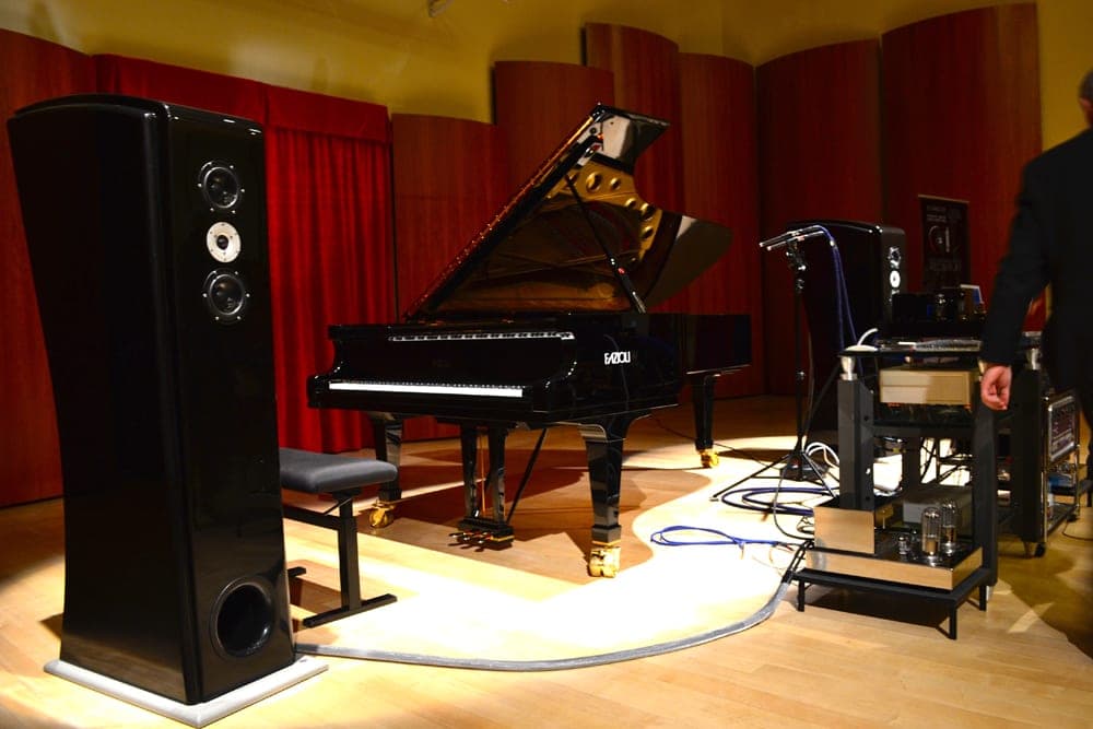 Turntable and tube amplifier in a listening room